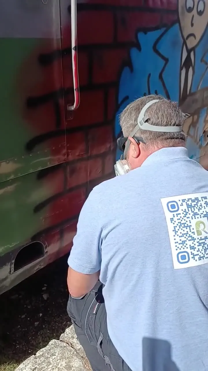 Pierre-Olivier works beside the trainset. Localised passes on the markings allow their response to be observed and the cleaning to be adapted.